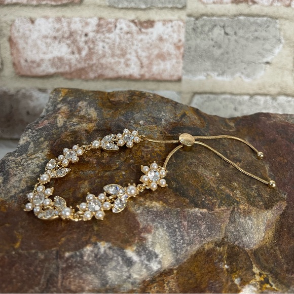 Gold-Tone Crystal & Imitation Pearl
Flower Slider Bracelet - Picture 6 of 12